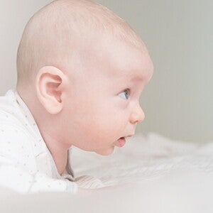 Baby activities_01_EXPLORE_Tummy time lets play