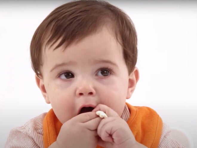 Quand introduire les aliments à manger avec les doigts